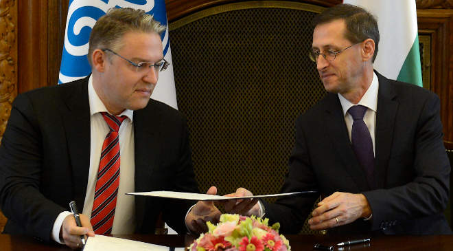 Varga Mihály nemzetgazdasági miniszter (j) és Joerg Bauer, a GE Magyarország elnöke szándéknyilatkozatot ír alá a Nemzetgazdasági Minisztériumban 2017. július 17-én, amely alapján a General Electric (GE) csatlakozik a kormány beszállító-fejlesztési programjához. (MTI Fotó: Soós Lajos)