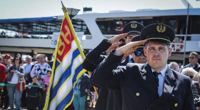 Megkezdődött a 173. balatoni hajózási szezon Szöveg: Balatonfüred, 2019. április 20. Hajósok tisztelegnek a 173. balatoni hajózási idény indulása alkalmából rendezett ünnepségen a balatonfüredi hajóállomáson 2019. április 20-án. MTI/Bodnár Boglárka