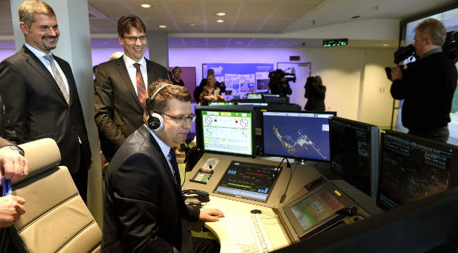 Seszták Miklós nemzeti fejlesztési miniszter (b3) Szepessy Kornél, a HungaroControl Magyar Légiforgalmi Szolgálat Zrt. vezérigazgatója (b) és Menráth Gábor, a terminálirányítási osztály vezetője (b2) a társaság távvezérlésű toronyirányító központjában Budapesten az avatás napján.