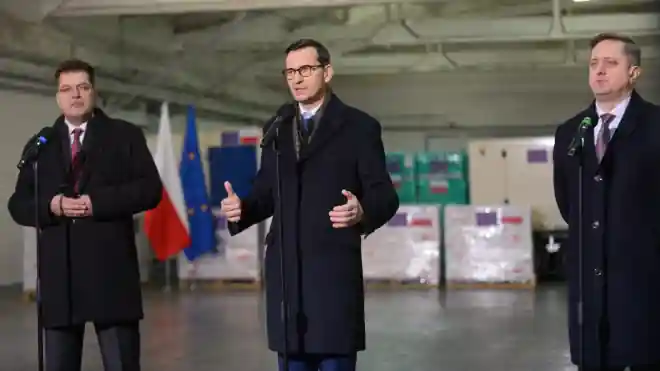 Mateusz Morawiecki lengyel miniszterelnök (középen), Janez Lenarcic, az Európai Unió válságkezelésért felelős biztosa (balra) és Vaszil Zvarics, Ukrajna lengyelországi nagykövete (jobbra) sajtótájékoztatón a közép-lengyelországi Komorówban 2023. január 26-án, csütörtökön. Fotó: PAP/Marcin Obara