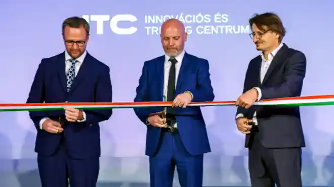 Járműipari innovációs és tréningcentrum nyílt Budaörsön Németh Balázs, a Porsche Hungaria (PH) ügyvezető igazgatója, Nagy Ádám, a Technológiai és Ipari Minisztérium (TIM) iparügyekért felelős helyettes államtitkára és Markos László, a cég vevőszolgálati igazgatója (b-j) átvágja a nemzeti színű szalagot a PH budaörsi innovációs és tréningcentrumának avatásán 2022. október 19-én. A több mint 2 milliárd forint beruházással kialakított központ a Porsche Hungaria hálózatához tartozó gépjárműipari értékesítési és műszaki szakemberek képzését, valamint a flottaügyfelek kiszolgálását fogja végezni. (Foto: MTI/Illyés Tibor)