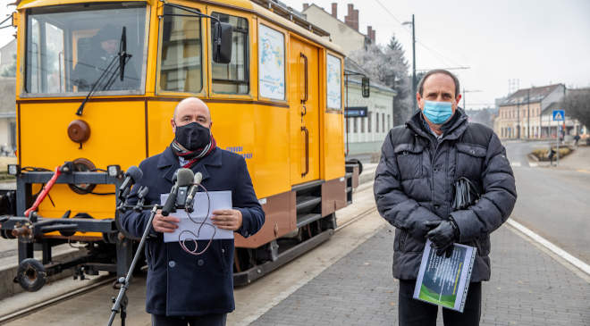 Hódmezővásárhely, 2020. december 2. Mucsi László projekttanácsadó (b) és Kanda Imre, a beruházás főmérnöke az ország első tram-train (vasútvillamos) rendszerének részeként épült hódmezővásárhelyi villamosvonal teszteléséről tartott sajtótájékoztatón 2020. december 2-án. A várost Szegeddel összekötő vasútvillamos műszaki átadása a tervek szerint márciusban kezdődik, majd jövő ősszel indulhat el a menetrendszerű közlekedés. MTI/Rosta Tibor