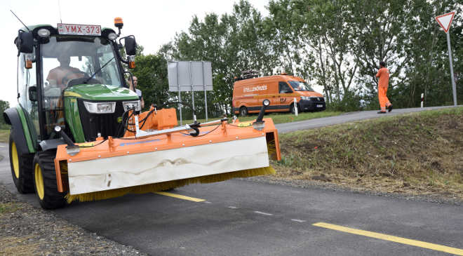 A Magyar Közút karbantartó traktora halad a Szatymaz-Szeged kerékpárúton 2020. június 10-én. A Magyar Közút Nonprofit Zrt. az elmúlt két évben összesen több mint 1000 kilométernyi kerékpárút kezelését vette át. MTI/Kelemen Zoltán Gergely A Magyar Közút karbantartó traktora halad a Szatymaz-Szeged kerékpárúton 2020. június 10-én. A Magyar Közút Nonprofit Zrt. az elmúlt két évben összesen több mint 1000 kilométernyi kerékpárút kezelését vette át. MTI/Kelemen Zoltán Gergely